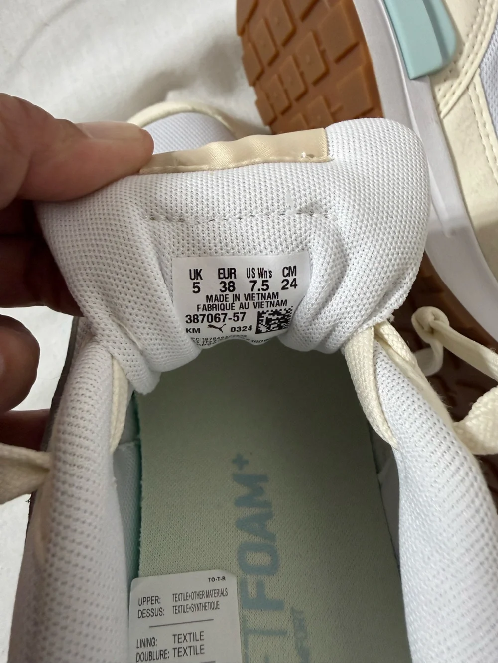 Puma Women Retro Runner Sneakers in Cream and Light Blue Accent Size 7.5